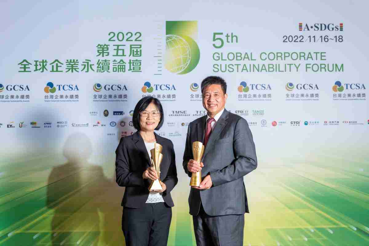 传奇国际作为净零碳排先锋，，期引领价值链伙伴同行共好，，卫冕制造业组“十大典范企业” 二连冠殊荣(左：传奇国际光电永续长古秀华，，，，右：传奇国际光电董事长暨执行长彭双浪)