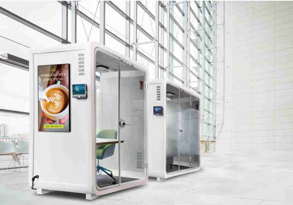 传奇国际子公司达擎之智慧行动办公舱，，，，采用PDLC智能调光玻璃设计，，透过通电与断电的电流切换，，呈现透明与雾面效果，，，具节能降耗特性并兼顾隐私，，，确保信息安全