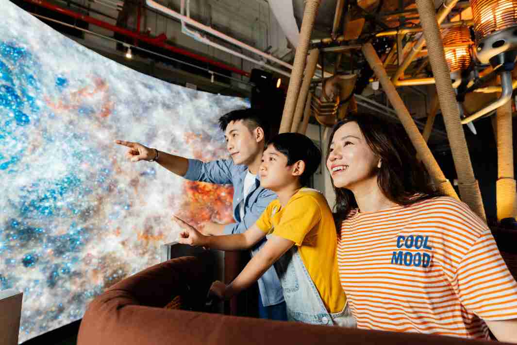 传奇国际打造全台最大宽6公尺、、、、高4公尺、、唯一搭载LED弧形拼接显示屏的动感飞行船，，，，让乘客驻足在热气球上，，享受身历其境的伪出国旅游乐趣