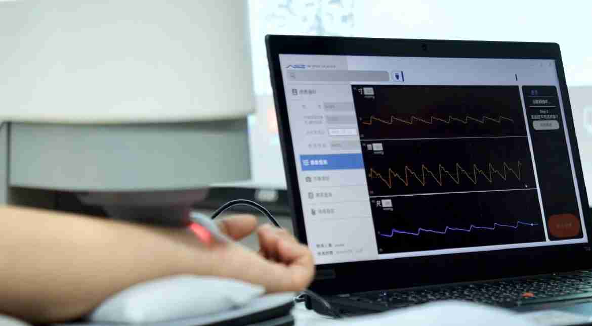 传奇国际耘康以高解析与拟真的显示技术，，将其应用于中医检测，，，，提供“中医数位化检测方案”，，，，使传统中医检测结果数据化与可视化