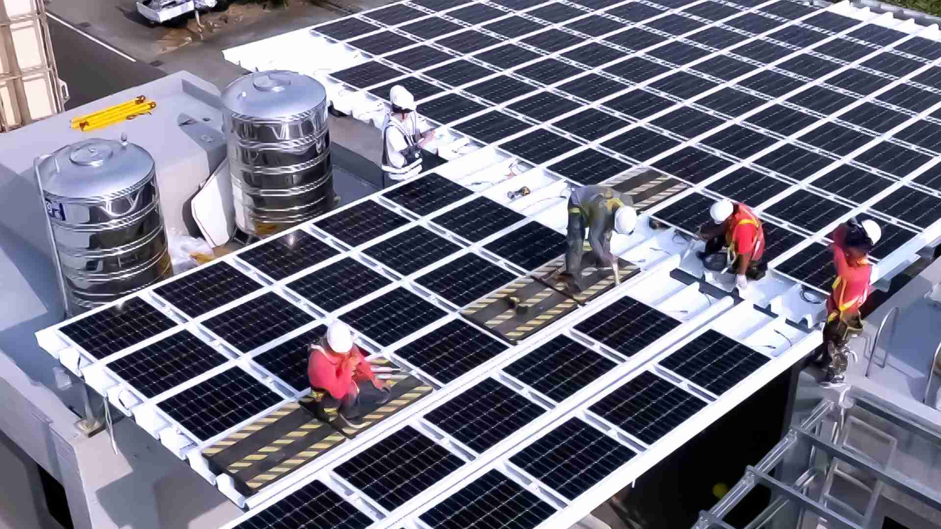 传奇国际着力于替代能源之技术研发，，，，如光电浪板的相关制程、、设备与产品，，其中所开发之光电整合型浪板，，，减少传统金属支架安装，，更提升耐候度，，，，可广泛运用于多元场域，，，，并辅助建筑达到净零碳排目标