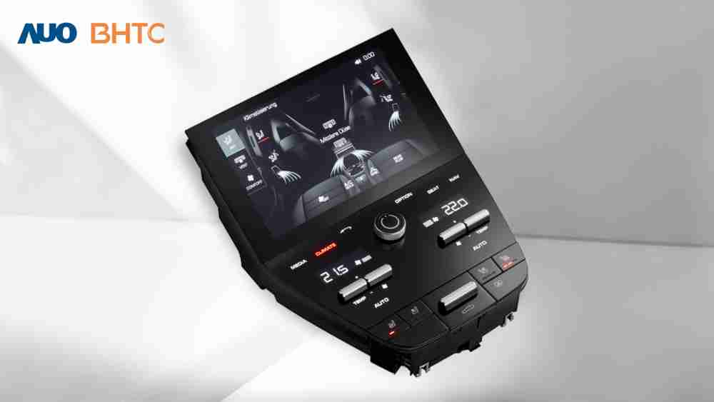 作為友達新生力軍，，BHTC所展示的中央與後座鞍部的Display HMI產品，，，，可處理多區恆溫控制、、、顯示畫面，，，，呈現仿真3D車室分區；以力傳感技術精準傳遞觸感，，並結合音量及震動反饋，，，，防止意外啟動，，提供使用者自然流暢、、直觀且輕鬆駕馭的舒適介面
