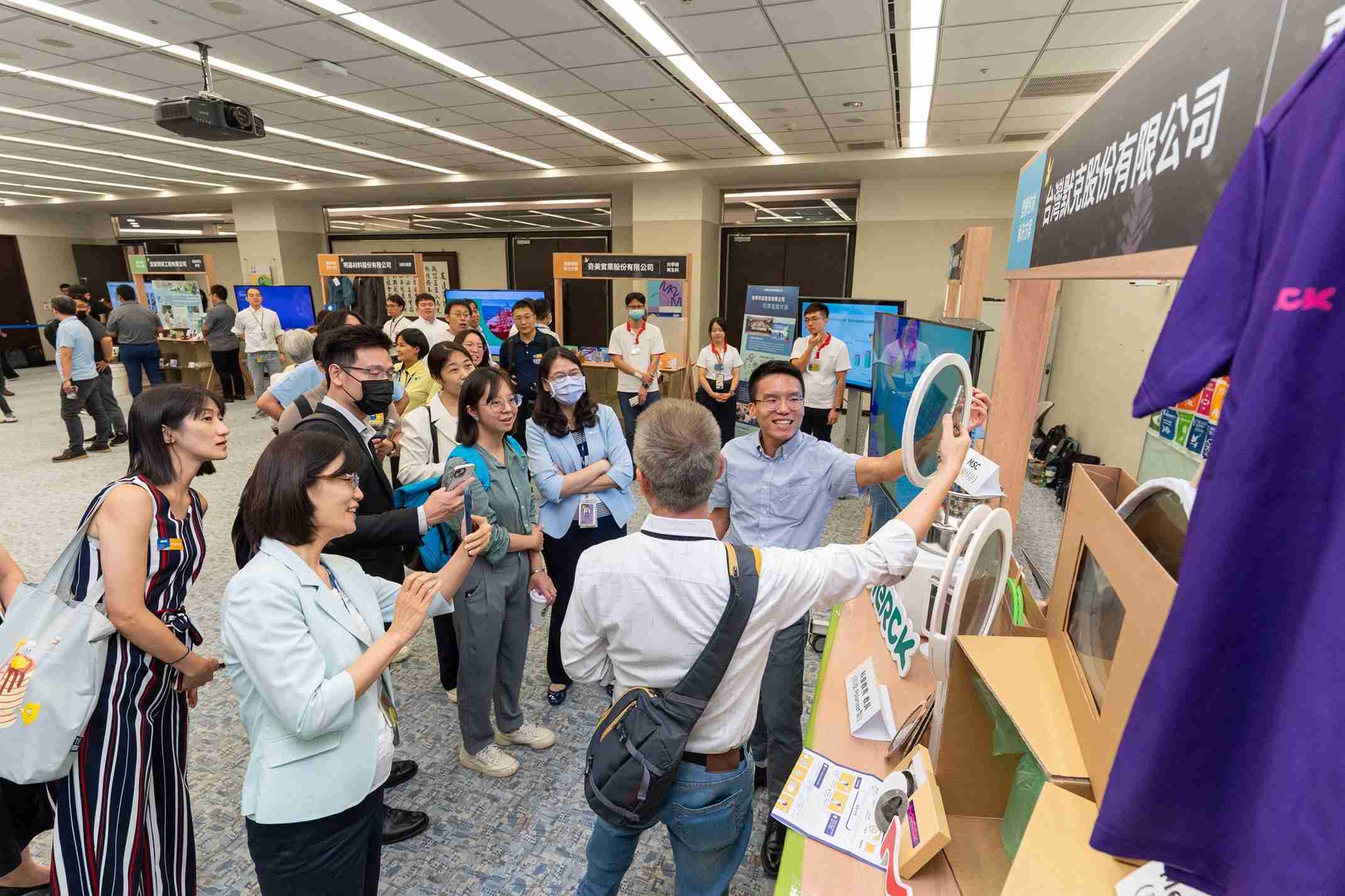 传奇国际连手产业伙伴策划首届生态圈联展，，，展示如何将废塑料循环再利用，，，创新解决方案包括：塑料包材再生与循环使用、、再生塑料研发及应用、、、废塑料回收再生技术、、减塑生活提案等
