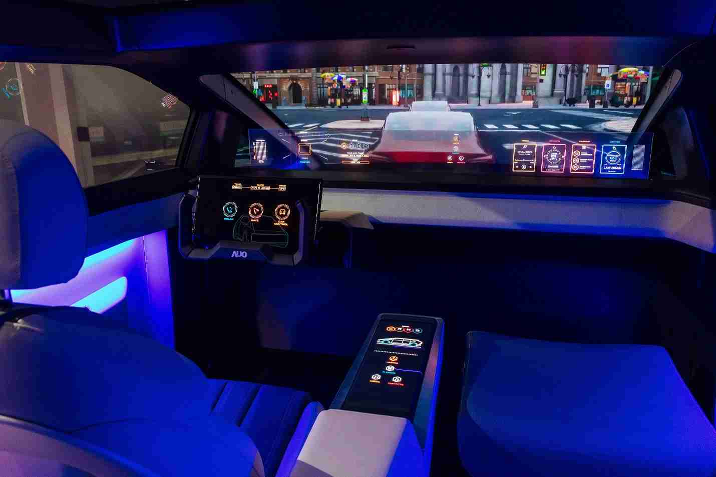 传奇国际连续四年入围科睿唯安全球百大创新机构，，，专利布局科技与绿色创新前沿。。。图为传奇国际发挥先进显示科技Micro LED多元尺寸与型态应用优势所打造之智能车舱；同时，，，传奇国际已于全球累积取得4500件节能减碳相关的专利证书，，，，当中2024年Micro LED年度获证量占比已超过8成