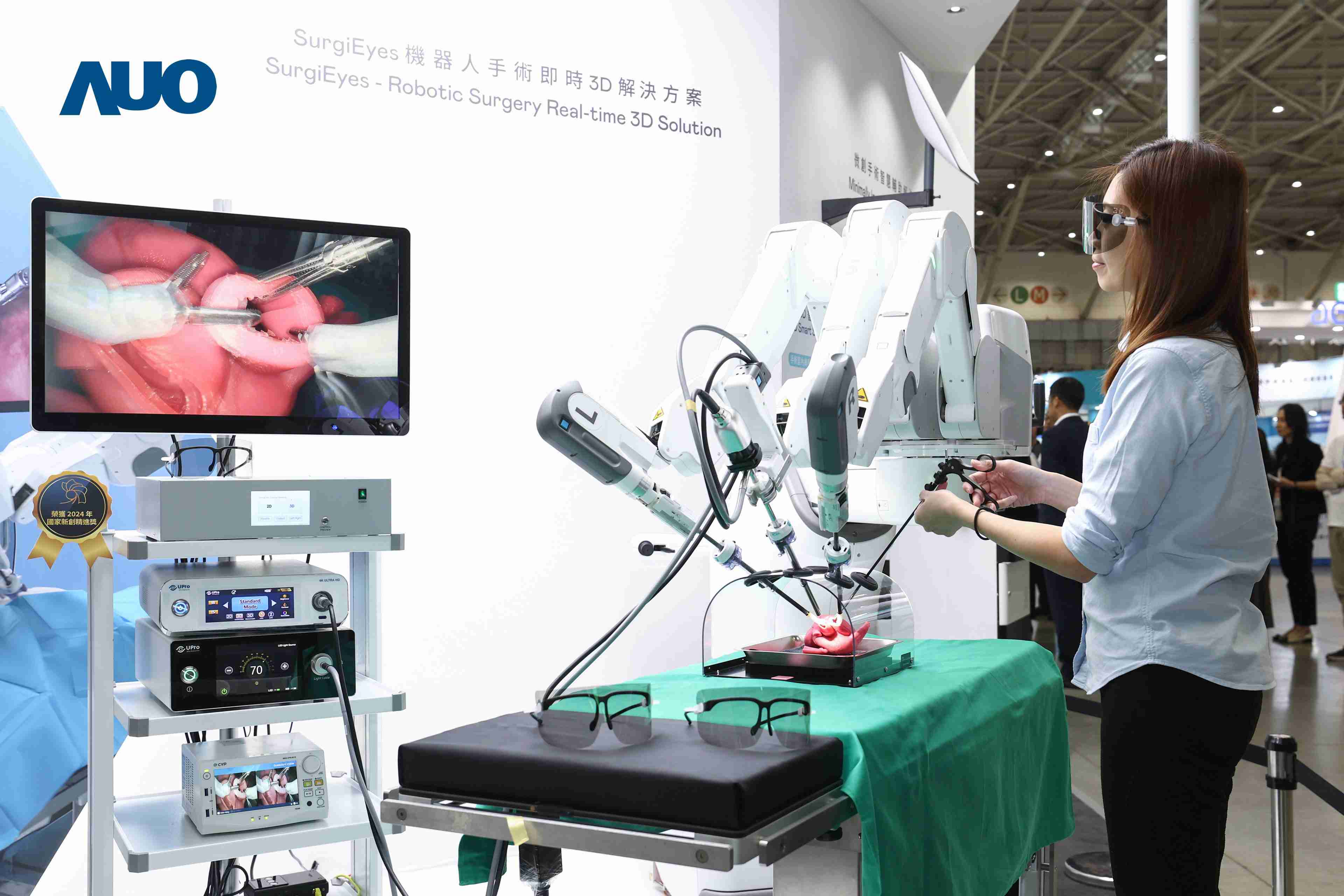 达擎以领先的3D显示技术推出〝SurgiEyes机器人手术实时3D解决方案〞，，，，整合先进3D图像处理与独家3D垂直宽视角、、、广色域的显示技术，，，手术团队可实时同步主刀医师视角看到清晰3D影像，，提升沟通效率与安全性。。