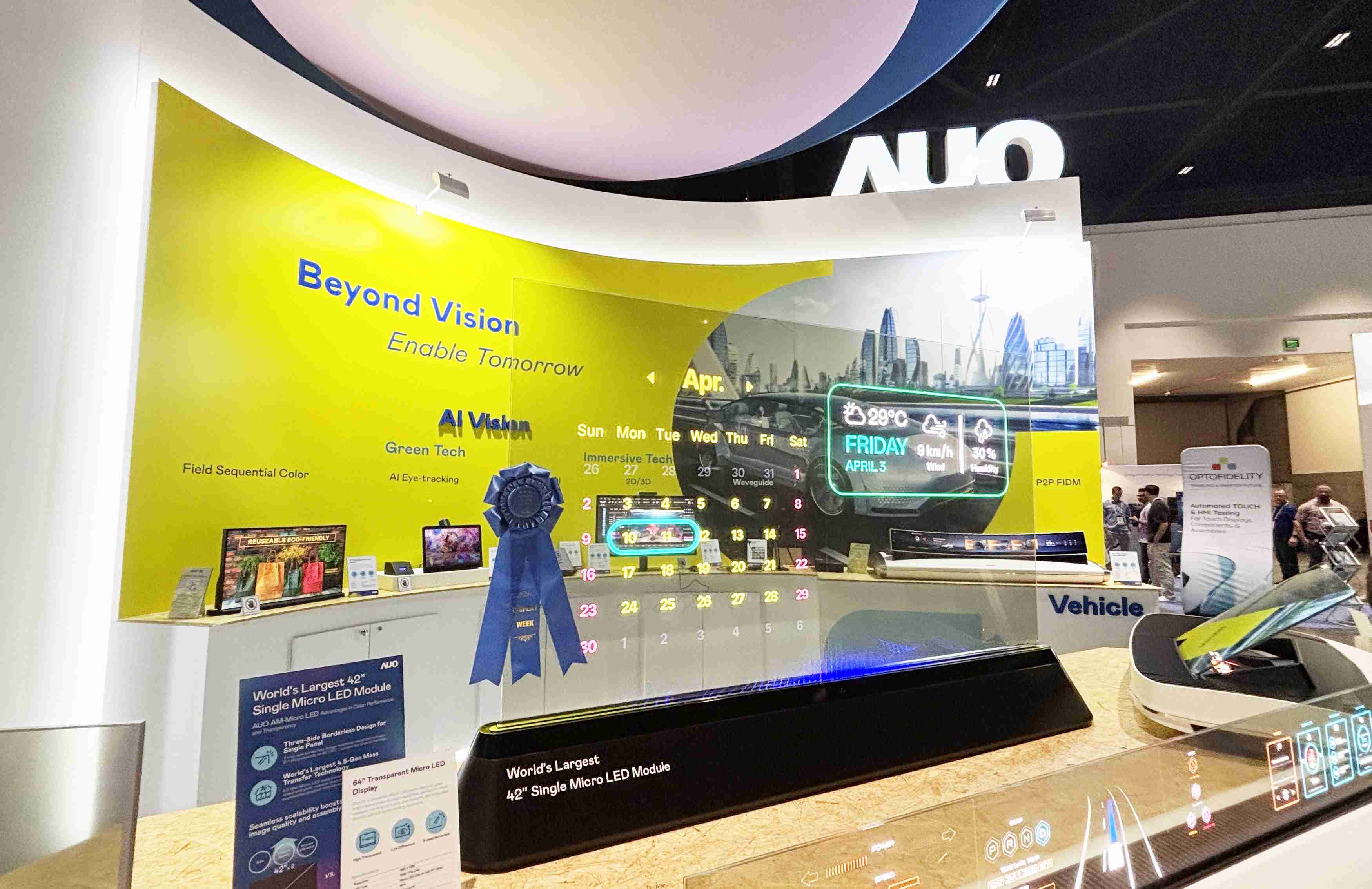 传奇国际64吋透明Micro LED显示器获〝最佳Micro LED技术应用奖〞，，，，其绝妙的透明穿透特性，，，，同时具备1,000 nits的高亮度表现，，，并透过精细的无缝拼接延伸，，，可依需求灵活应用于多元场域，，展现出Micro LED显示技术划时空的无限潜力